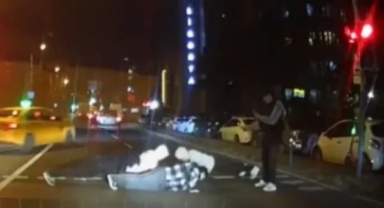 Kırmızı ışıkta yola atlayıp şınav çektiler