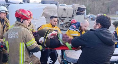 Kontrolden çıkan beton tankeri devrildi : Sürücü ağır yaralı