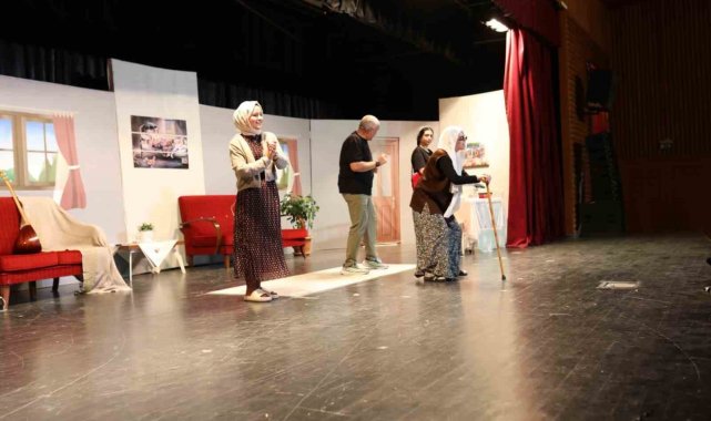 Öğretmenlerin sahnelediği "İdeal Aile Reçetesi-2" oyunu ilgi gördü