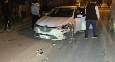 Otomobil ile motosiklet kafa kafaya çarpıştı: 2 yaralı
