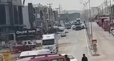 Polis kovalamacasında film gibi anlar: Şüpheli araç kamyon şoförünün hamlesiyle durduruldu