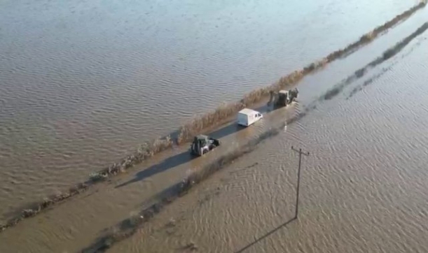 Sel sularında araçta mahsur kalan sürücü ekiplerce kurtarıldı