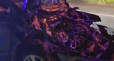 Temizlik aracına çarpan otomobil hurdaya döndü