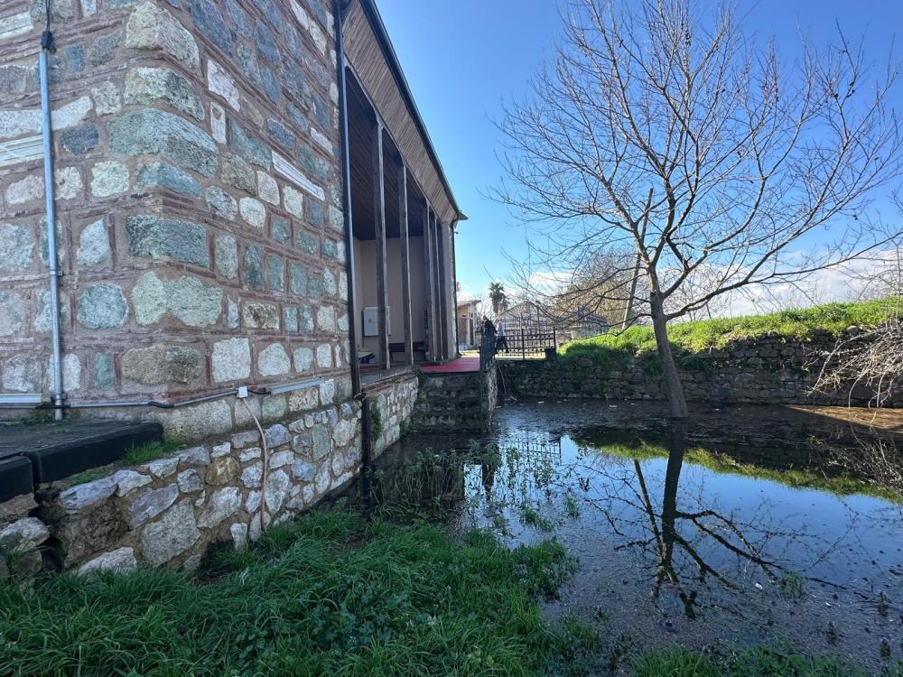 Uluabat Gölü'nün suları 625 yıllık camiyi tehdit ediyor