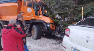 Uludağ yolunda kar küreme aracı otomobille çarpıştı: 2 yaralı