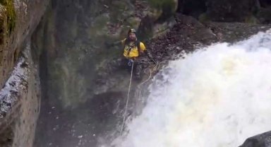 Yağmur ve kar sularıyla coşan kanyondan kurtuldu