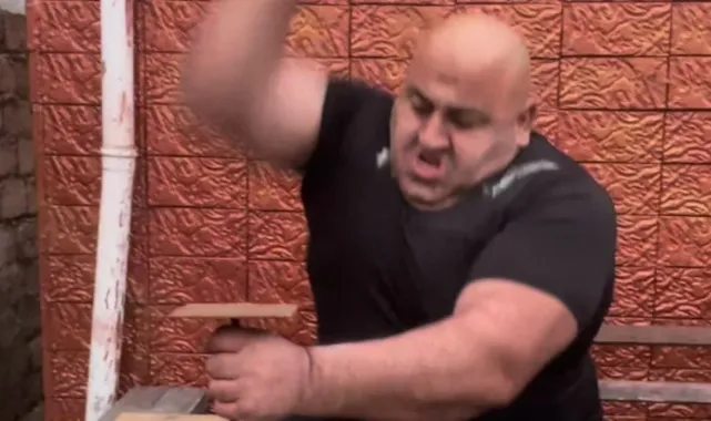 Yumruklarıyla demir çakan Azerbaycanlı