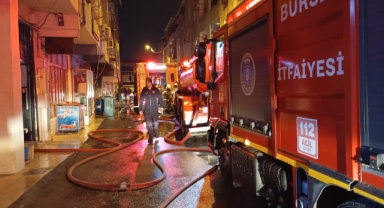 3 Katlı Binanın Çatı Katı Alevlere Teslim Oldu
