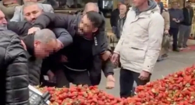Adapazarı'nda seyyar çilek satıcısı ile zabıta arasında arbede