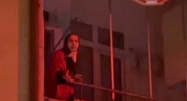 Alzheimer Hastası Kadın, Oğlunu Sokakta Bıraktı