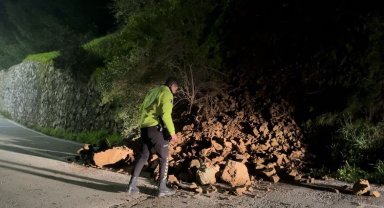 Araç kazayı kıl payı böyle atlattı, heyelanla düşen kayalar yola savruldu