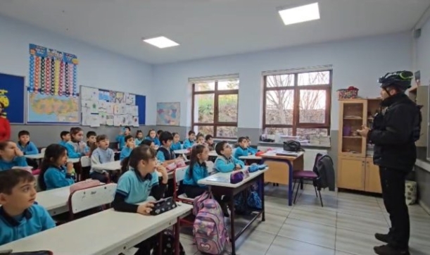 Arama kurtarma köpeği Tipo, öğrencilerin gözdesi oldu