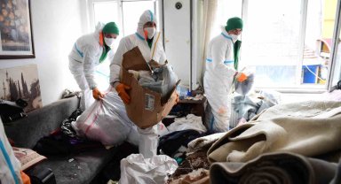 Bir daireden 4 kamyon çöp çıktı