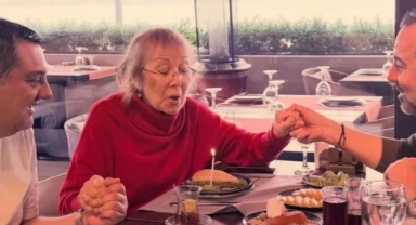 Boğaz Manzarasında Aile Kutlaması