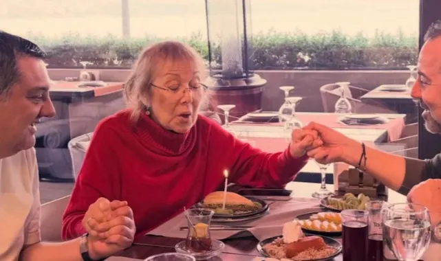 Boğaz Manzarasında Aile Kutlaması