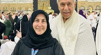 Bülent Arınç Umre Ziyaretinde! Kabe'den Dikkat Çeken Paylaşım