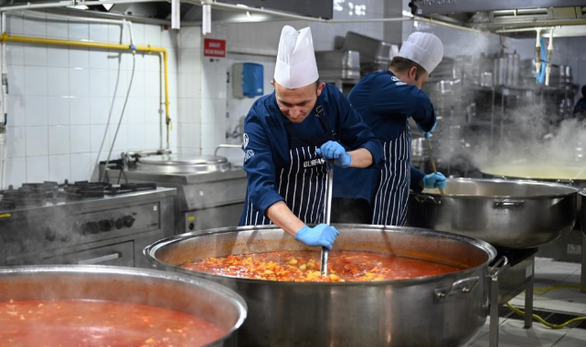 Bursa Büyükşehir Belediyesi, Ramazan'da On Binlerce Vatandaşa Sağlıklı İftar Yemekleri Sunuyor