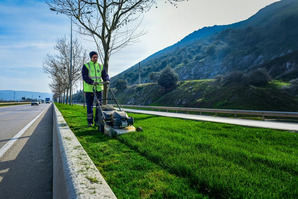 Bursa Büyükşehir Belediyesi Refüjlerde Peyzaj Düzenlemeleriyle Yeşil Kimliğini Güçlendiriyor