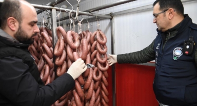Bursa'da 700 Kilo Bozuk Sucuk İmha Edildi