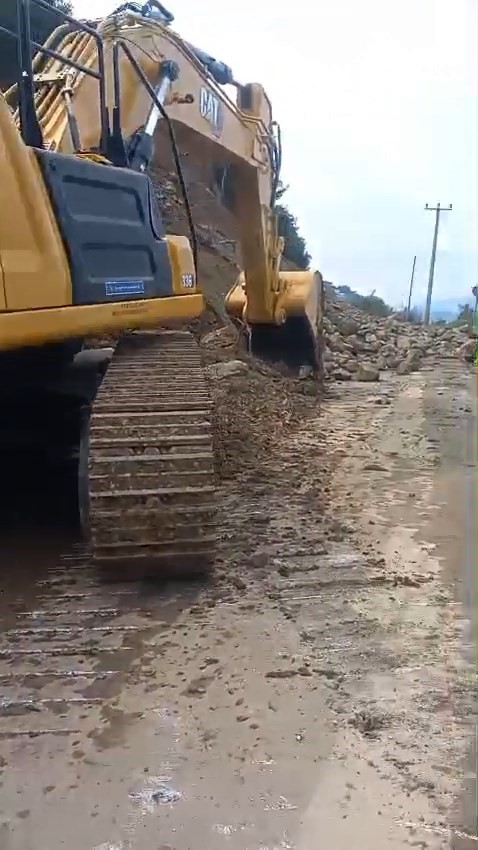 Bursa’da Gemlik-Mudanya Yolu Heyelan Nedeniyle Kapandı