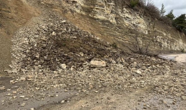 Bursa'da heyelan yolu kapattı: O anlar kamerada