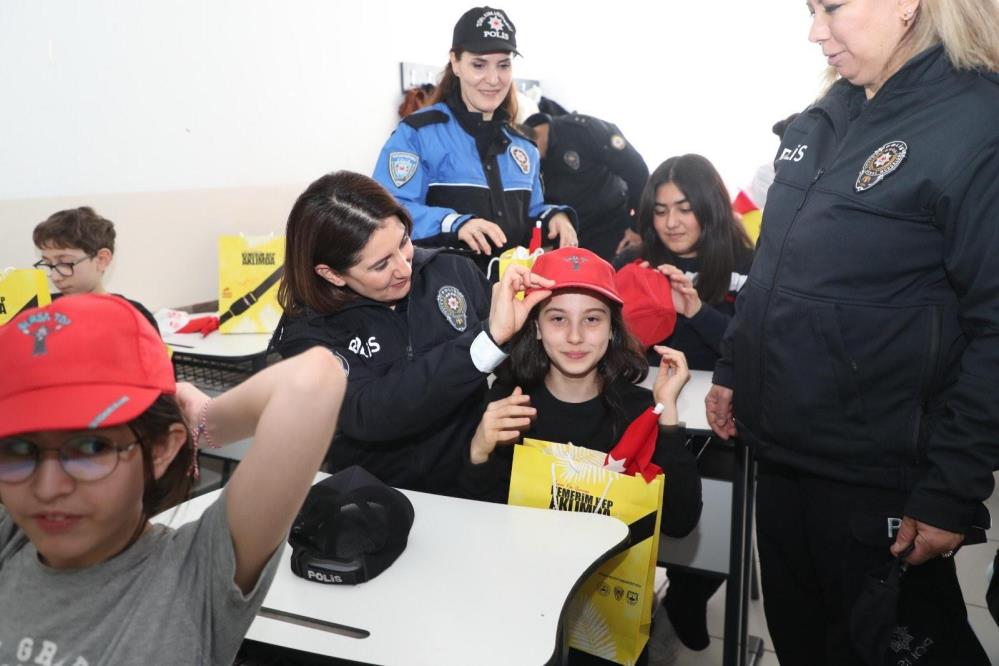 Bursa'da Öğrenciler Polis Teşkilatıyla Buluştu