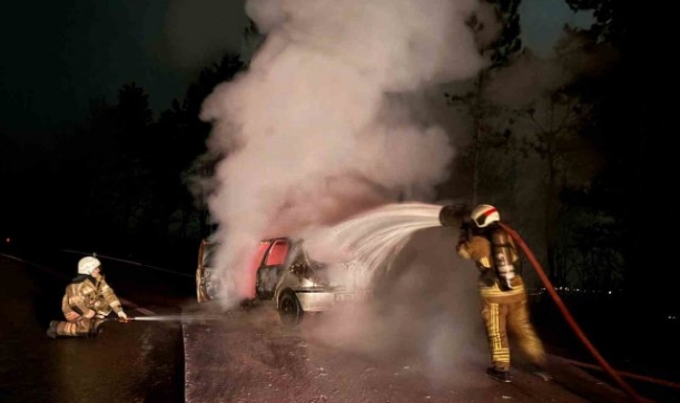 Bursa'da seyir halindeki otomobil alev alev yandı