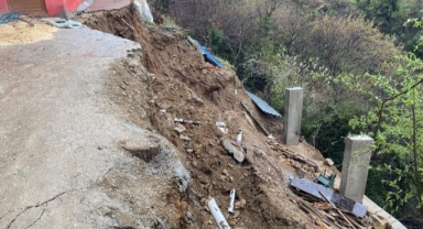 Bursa'da Yoğun Yağış Sonrası Toprak Kayması: Kadın Mahsur Kaldı