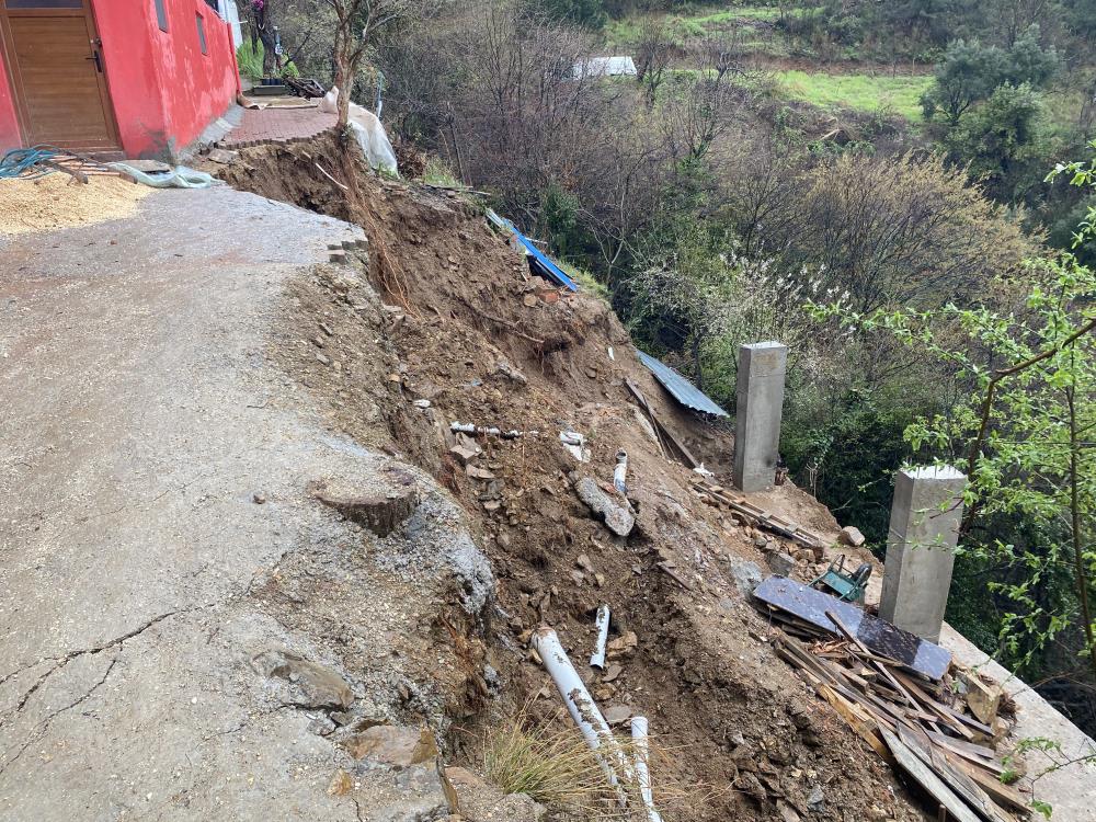 Bursa'da Yoğun Yağış Sonrası Toprak Kayması: Kadın Mahsur Kaldı