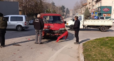 Bursa İnegöl Kaza: Özel Halk Otobüsü ile Minibüs Çarpıştı, 3 Yaralı