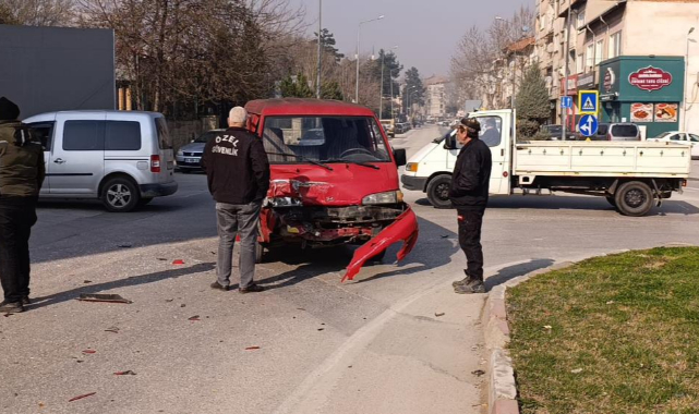 Bursa İnegöl Kaza: Özel Halk Otobüsü ile Minibüs Çarpıştı, 3 Yaralı