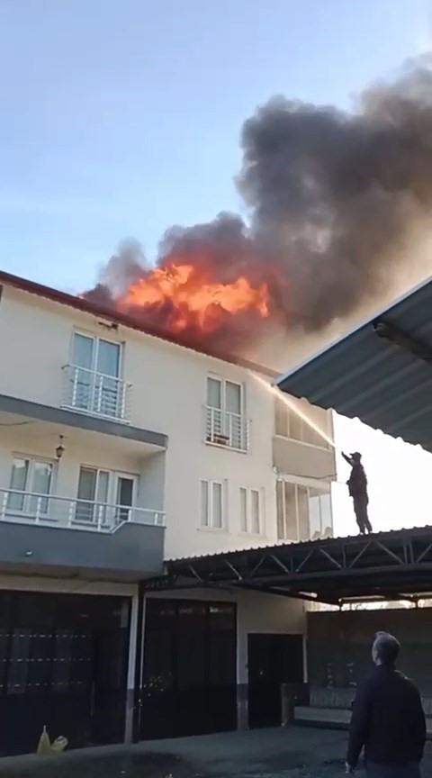 Bursa İznik’te Ev Yangını: Çatı Küle Döndü