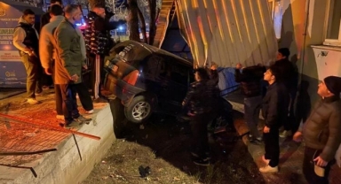 Bursa Mudanya’da Kontrolden Çıkan Otomobil Gümrük Konuk Evi Bahçesine Uçtu