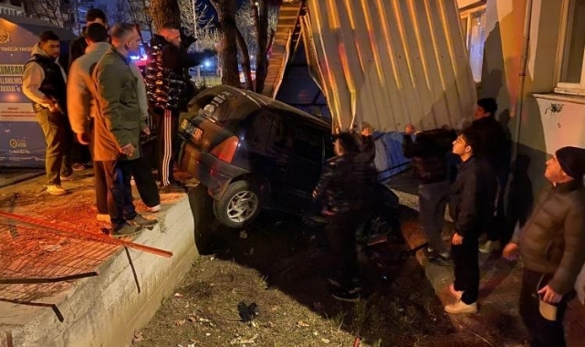 Bursa Mudanya’da Kontrolden Çıkan Otomobil Gümrük Konuk Evi Bahçesine Uçtu