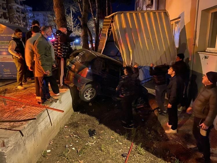 Bursa Mudanya’da Kontrolden Çıkan Otomobil Gümrük Konuk Evi Bahçesine Uçtu