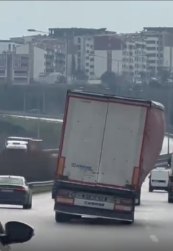 Bursa Nilüfer’de Seyir Halindeki Tır Trafikte Tehlike Yarattı