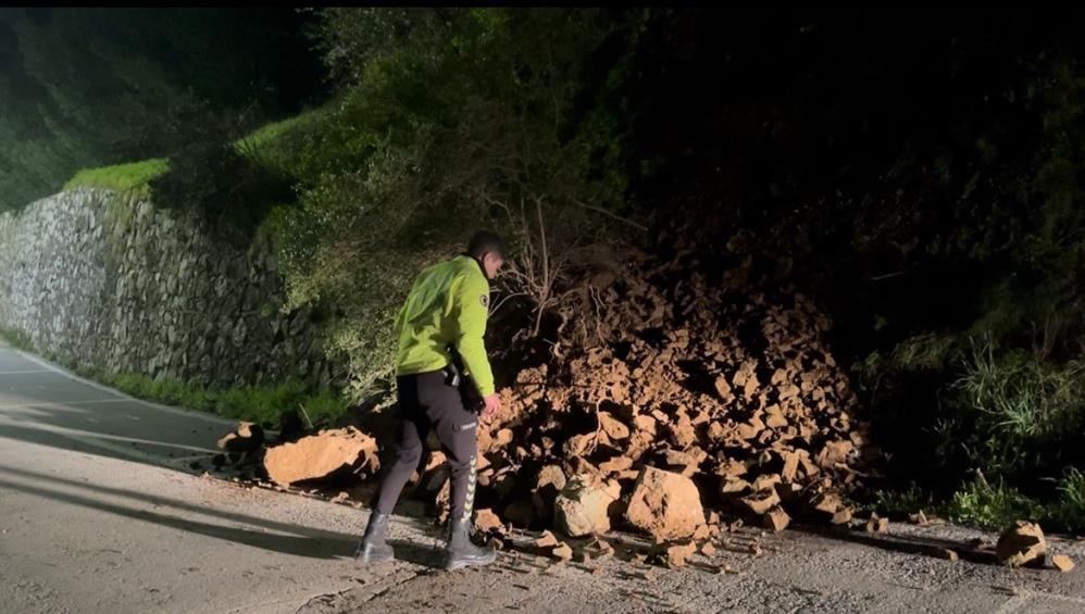 Bursa Nilüfer'de Toprak Kayması: Sürücü Kıl Payı Kurtuldu