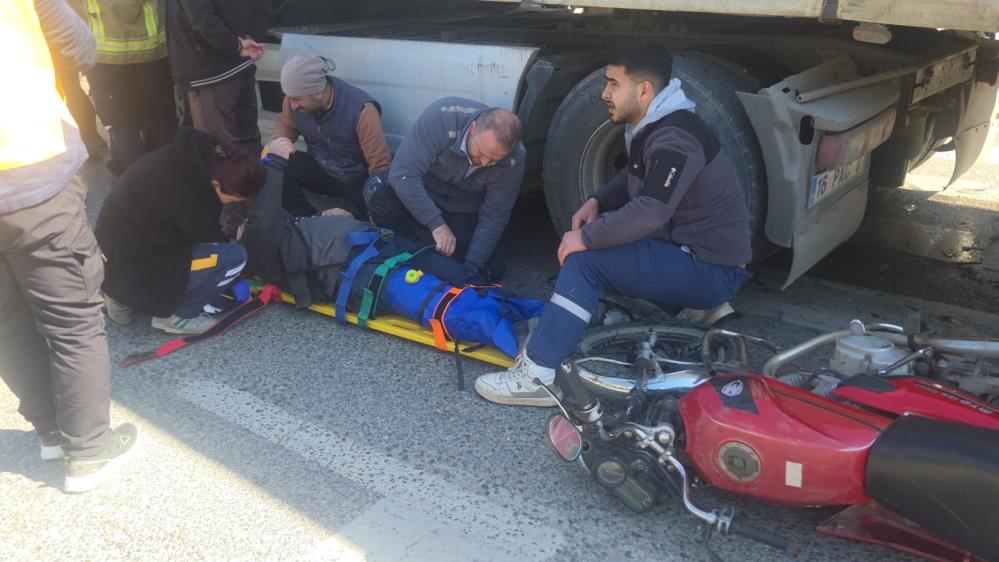 Bursa Orhangazi'de Tır, Motosiklet ve Kamyona Çarptı: 5 Yaralı