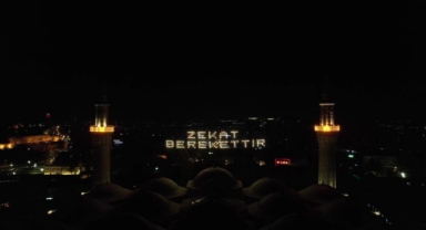 Bursa Ulu Cami’de “Zekat Berekettir” Mahyası Bursa Semalarını Aydınlattı