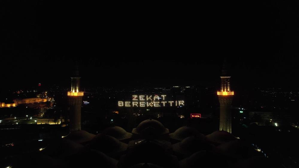 Bursa Ulu Cami’de “Zekat Berekettir” Mahyası Bursa Semalarını Aydınlattı
