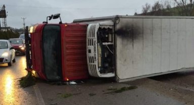 Bursa'da direksiyon hakimiyetini kaybeden sürücü fabrikaya çarptı: 2 yaralı