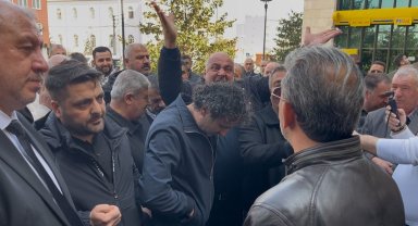 Bursa'da halk otobüsü esnafı belediye önünde toplandı