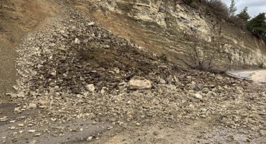 Bursa'da heyelan yolu kapattı: O anlar kamerada