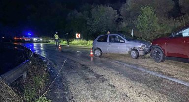 Bursa'da iki otomobil çarpıştı: 1 kişi yaralandı, 11 aylık bebek faciadan döndü