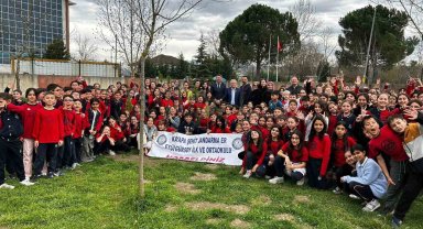 Bursa'da ilköğretim öğrencileri selvi fidanı diktiler