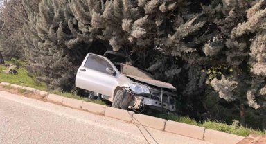 Bursa'da kontrolden çıkan otomobil ağaçlık alana uçtu, 1 yaralandı