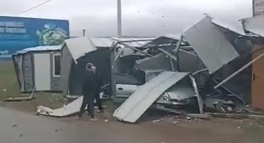 Bursa'da kontrolden çıkan otomobil prefabrik yapıya girdi