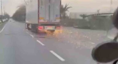 Bursa'da korku dolu anlar, direği deviren TIR olay yerinden kaçtı