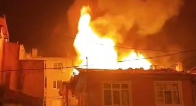 Bursa'da metruk binanın çatı katı alevlere teslim oldu