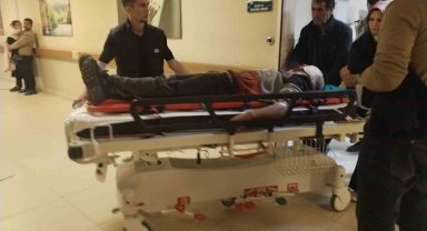 Bursa'da otomobil park halindeki tırın altına girdi: 1 yaralı